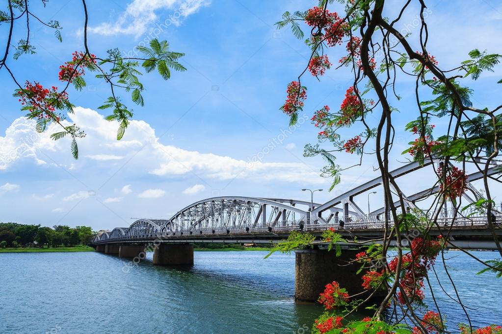 depositphotos_86399312-stock-photo-trang-tien-bridge-hue-vietnam